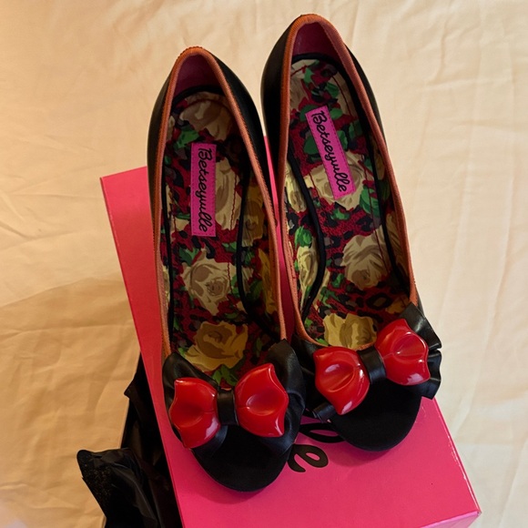 Betsey Johnson Black Heels with Red Bow - Picture 13 of 15